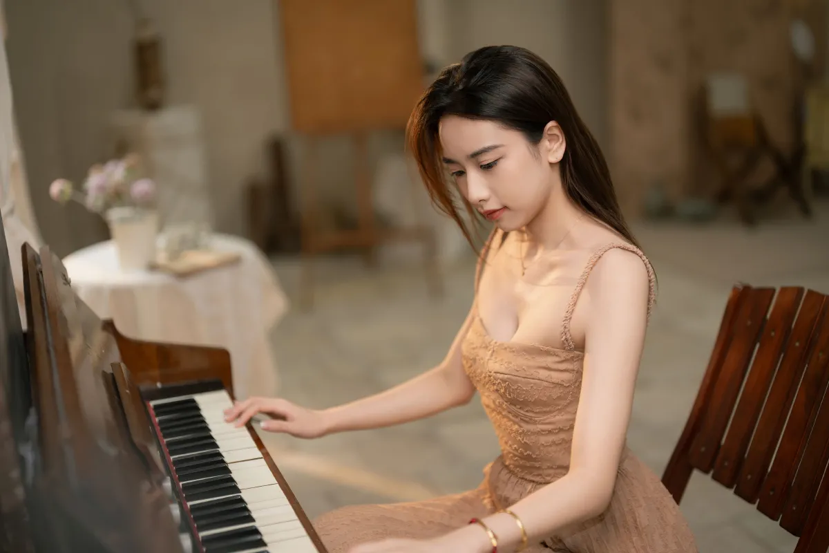 凌影_楠楠《琴键的那束光》美图作品图片3
