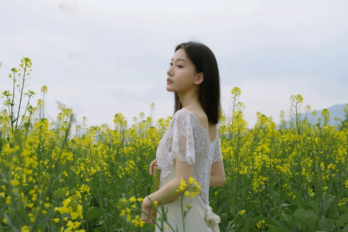 阴天与油菜花
