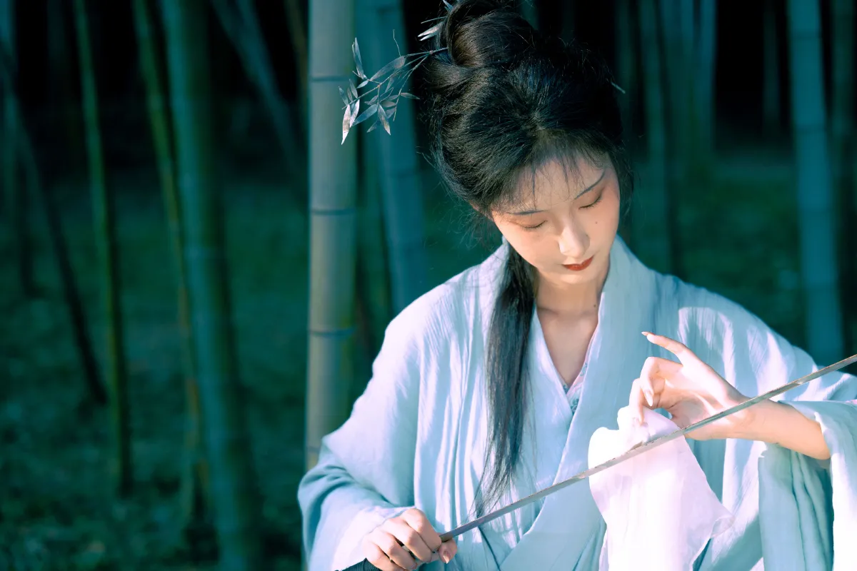 扶卮_荷里寒《颦儿小侠》美图作品图片5