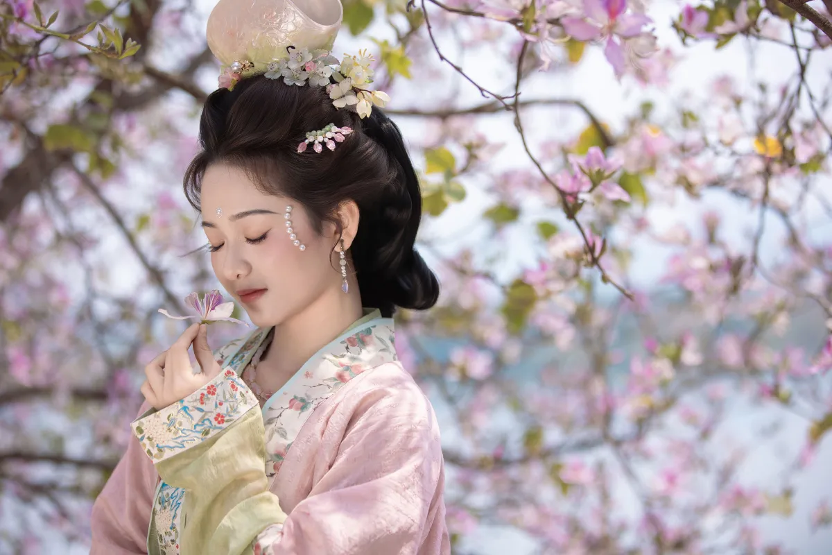 芳菲满袖
