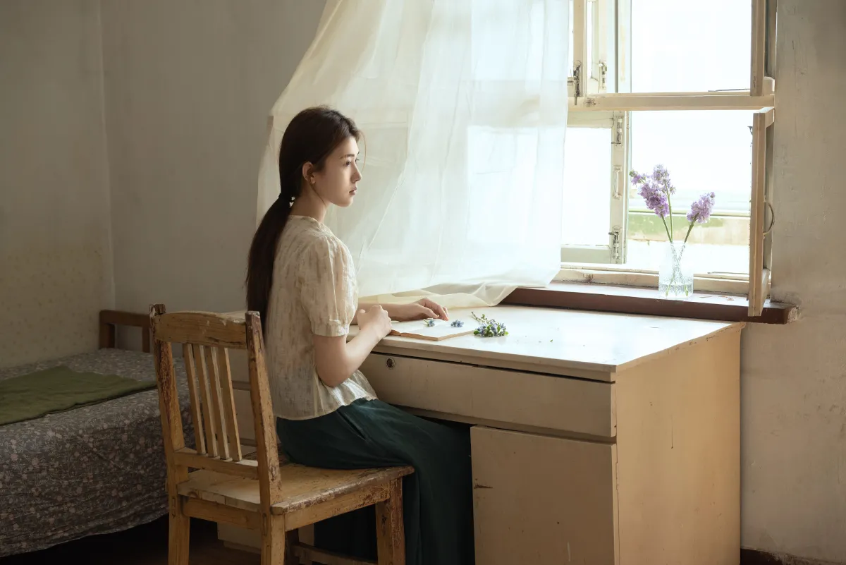 何春秋_小雨《青春像褪色的旧照片，暗淡无光》美图作品图片1