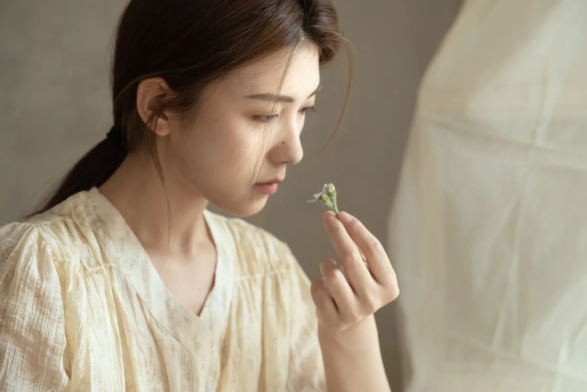 何春秋_小雨《青春像褪色的旧照片，暗淡无光》美图作品图片2