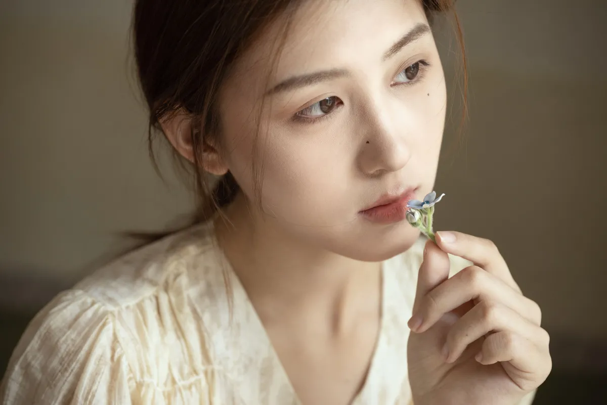 何春秋_小雨《青春像褪色的旧照片，暗淡无光》美图作品图片3