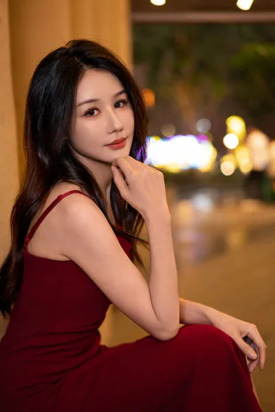 千灯湖夜未央：红裙女神的光影诗篇