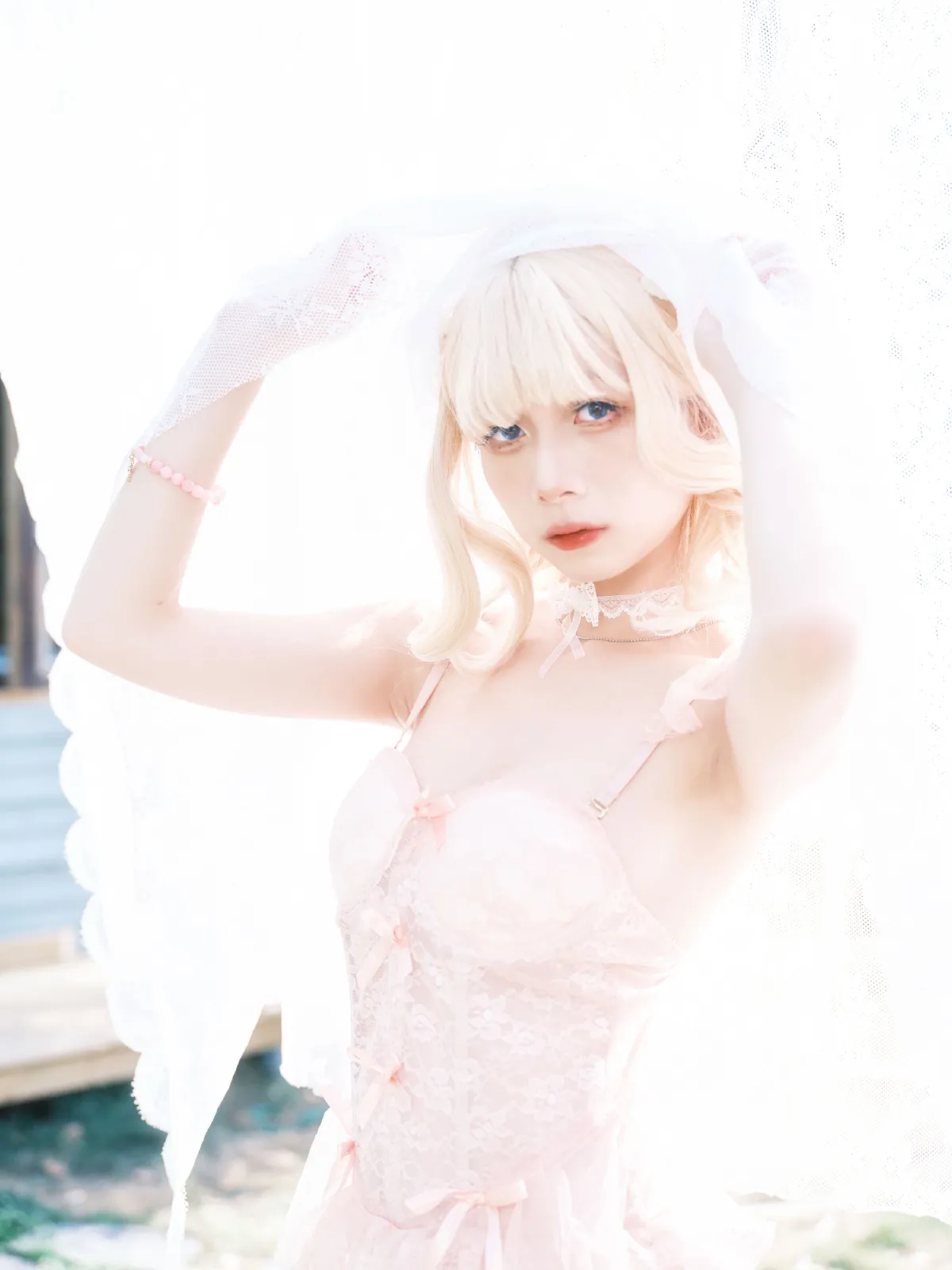 阳光彩虹金发少女