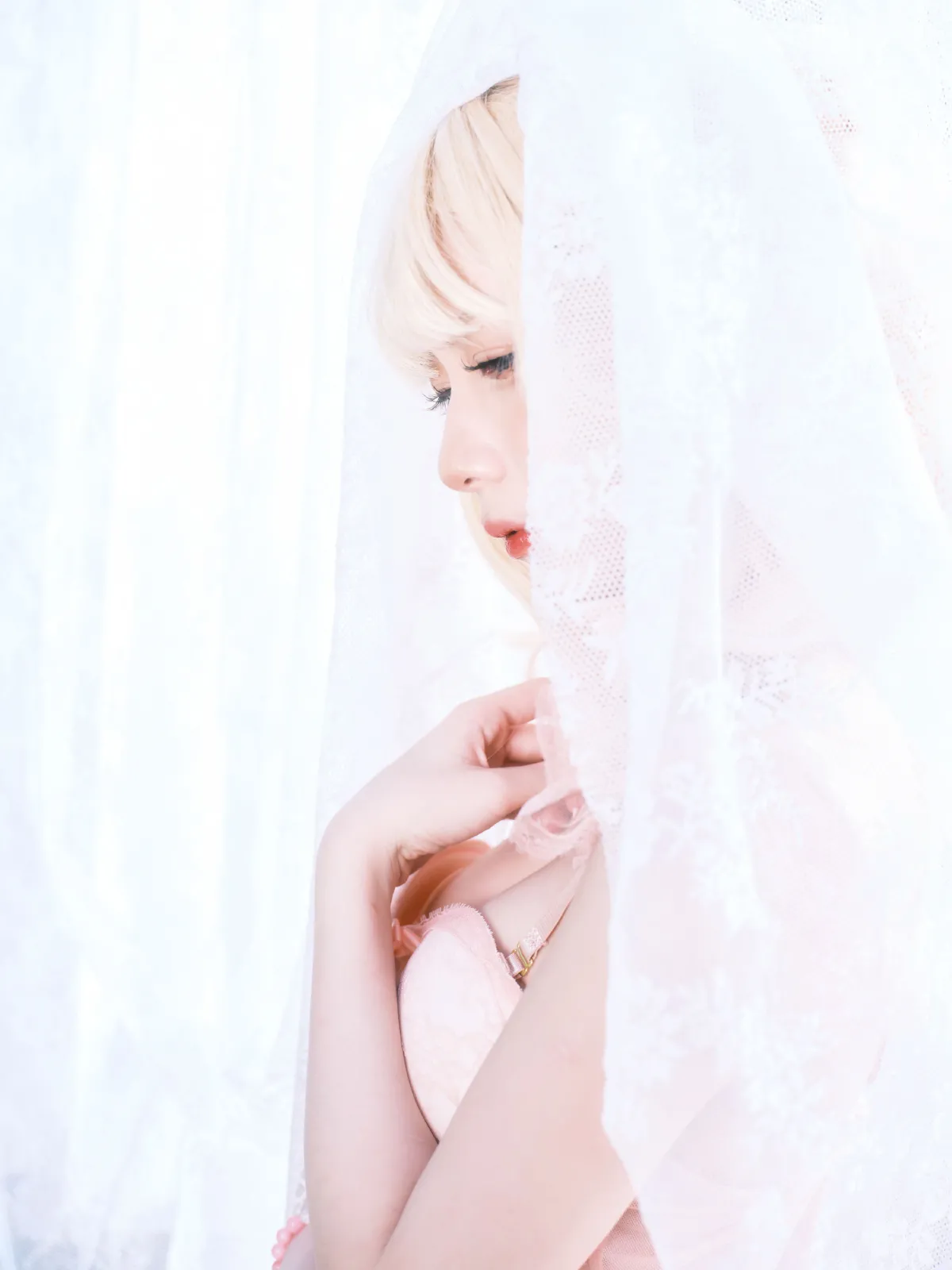 阳光彩虹金发少女