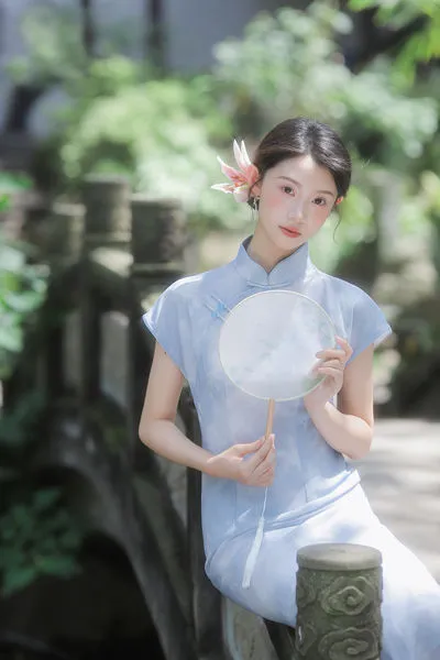 她是一朵清丽的百合花