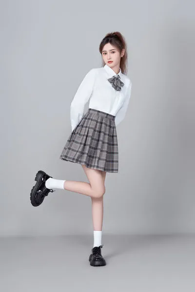 白衫格裙：少女活力映像