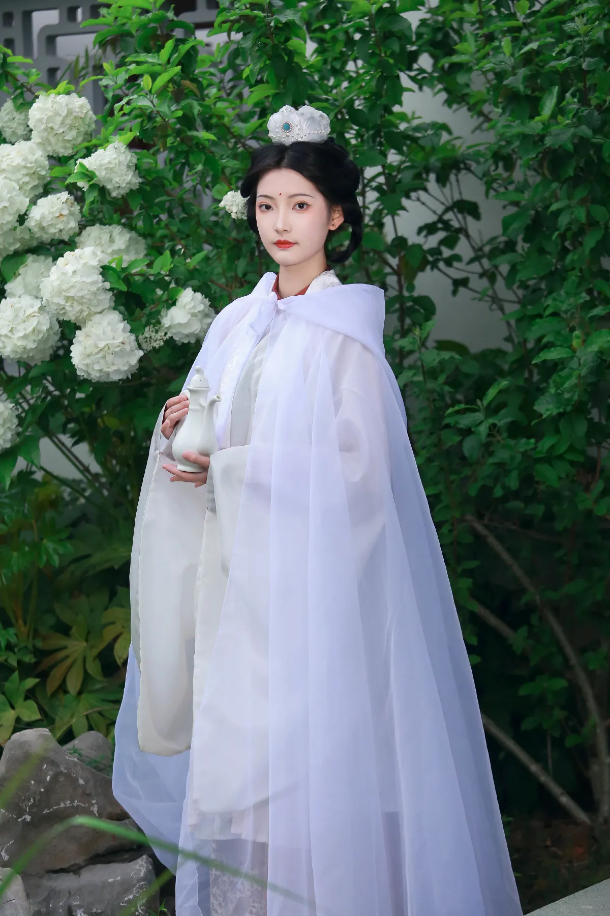 木绣球下的神女1