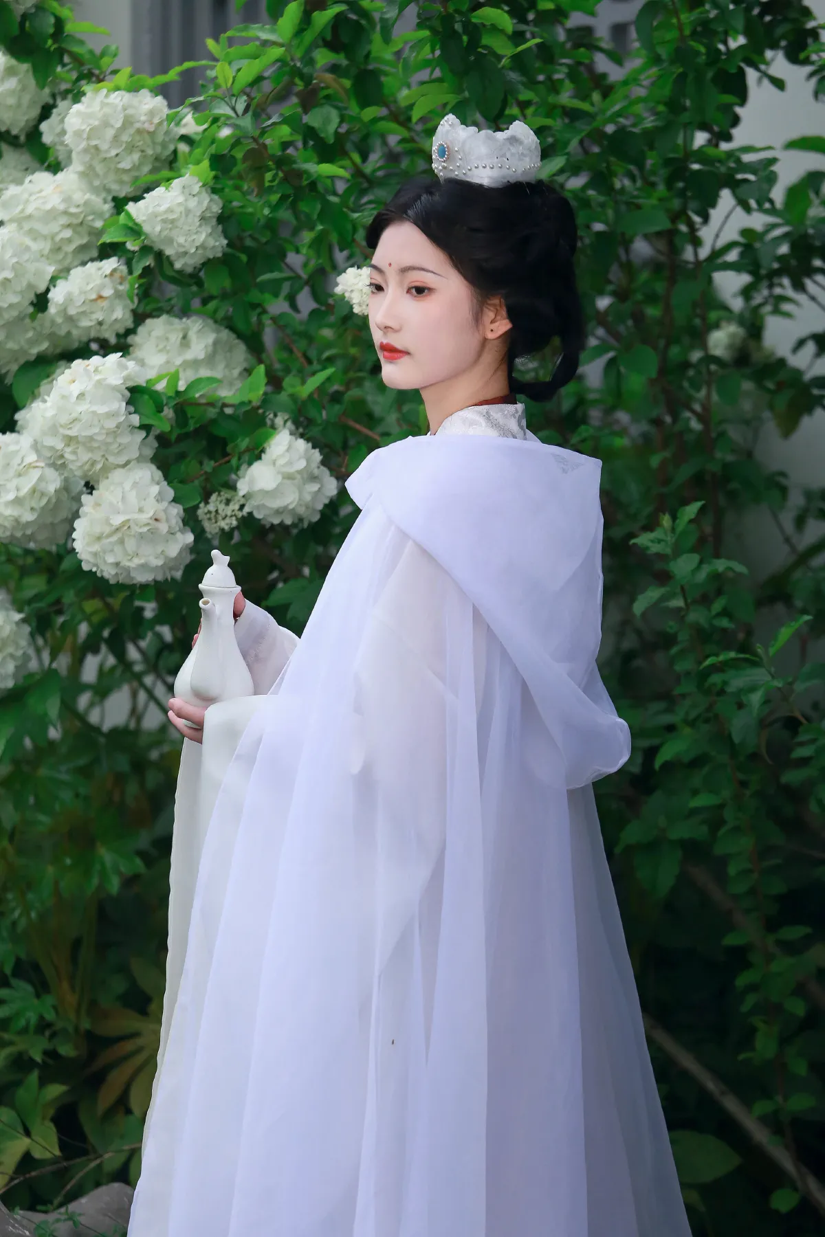 木绣球下的神女