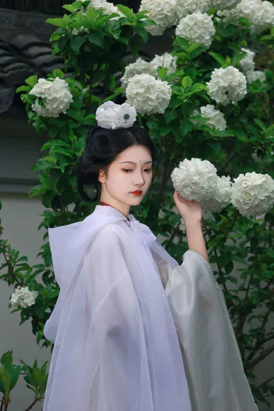 木绣球下的神女