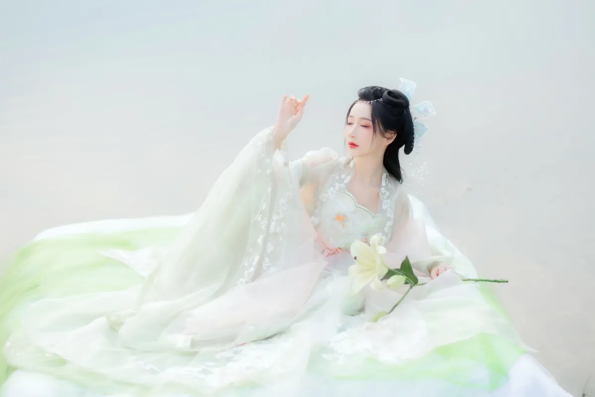 少时白_绮罗生的小苏苏《绿梅》美图作品图片1