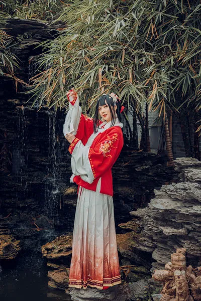 人随春喜，春随人和