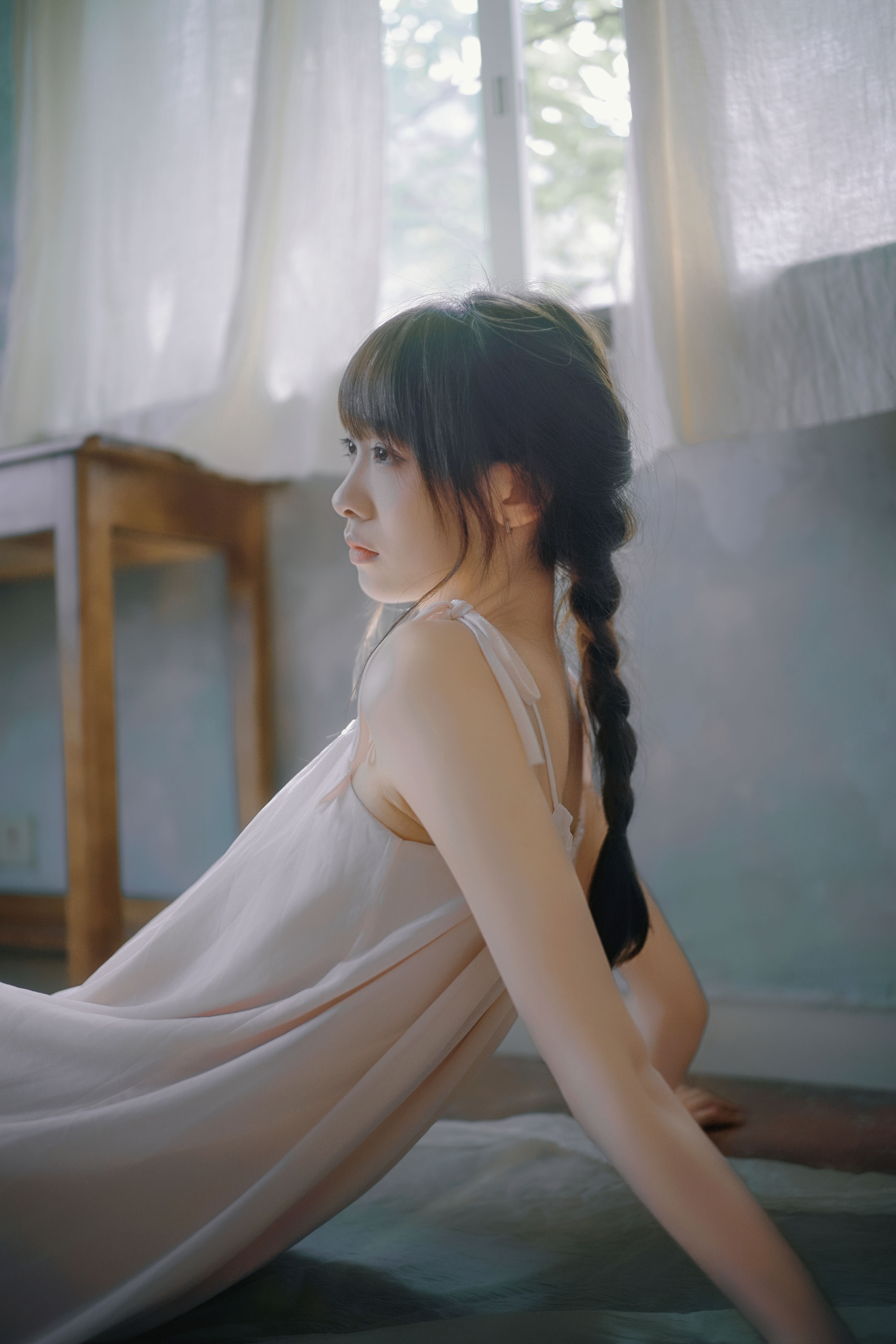 粉裙少女，海韵柔光