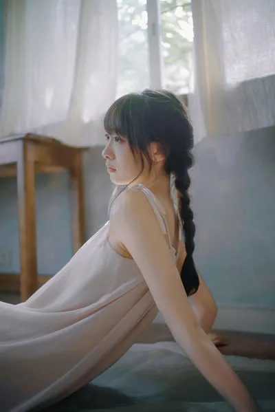 粉裙少女，海韵柔光