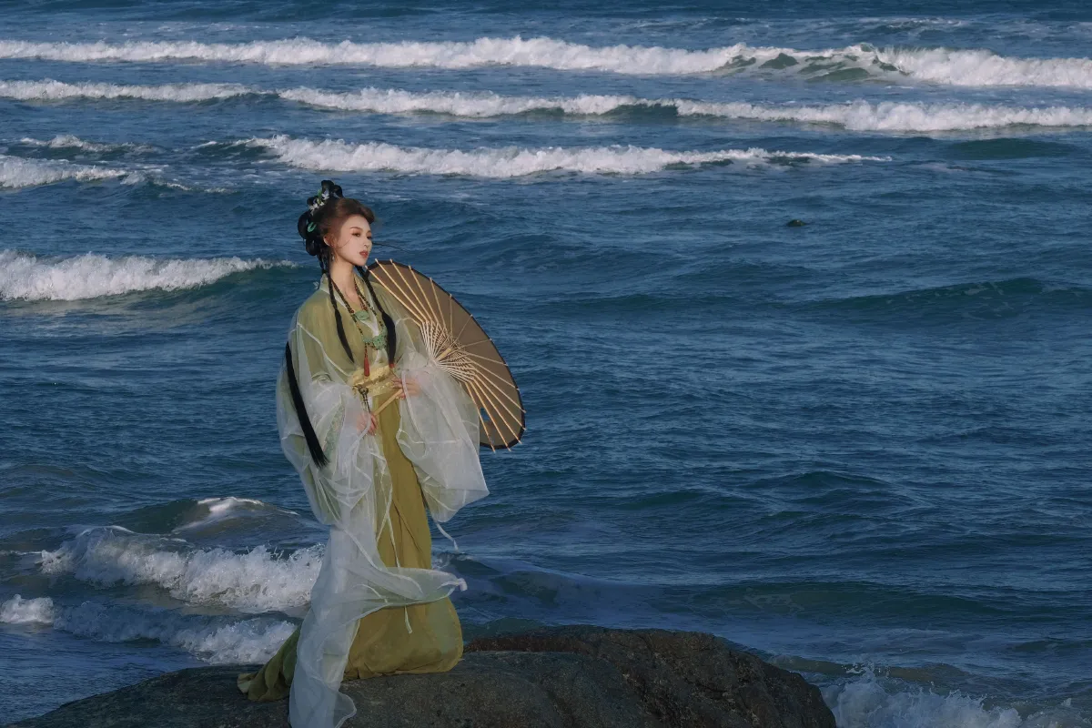 鸦青_田田《浮光绿影》美图作品图片2