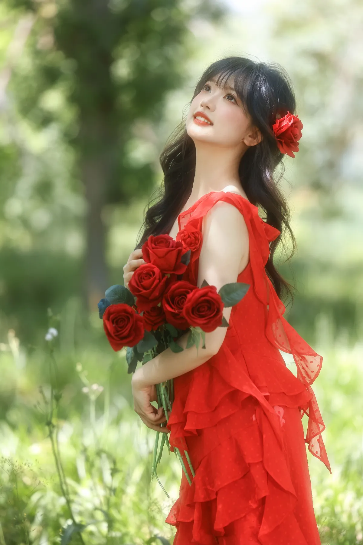 彦小彦摄影_狮子《满屏生命力，像极了夏日肆意绽放的红玫瑰》美图作品图片1