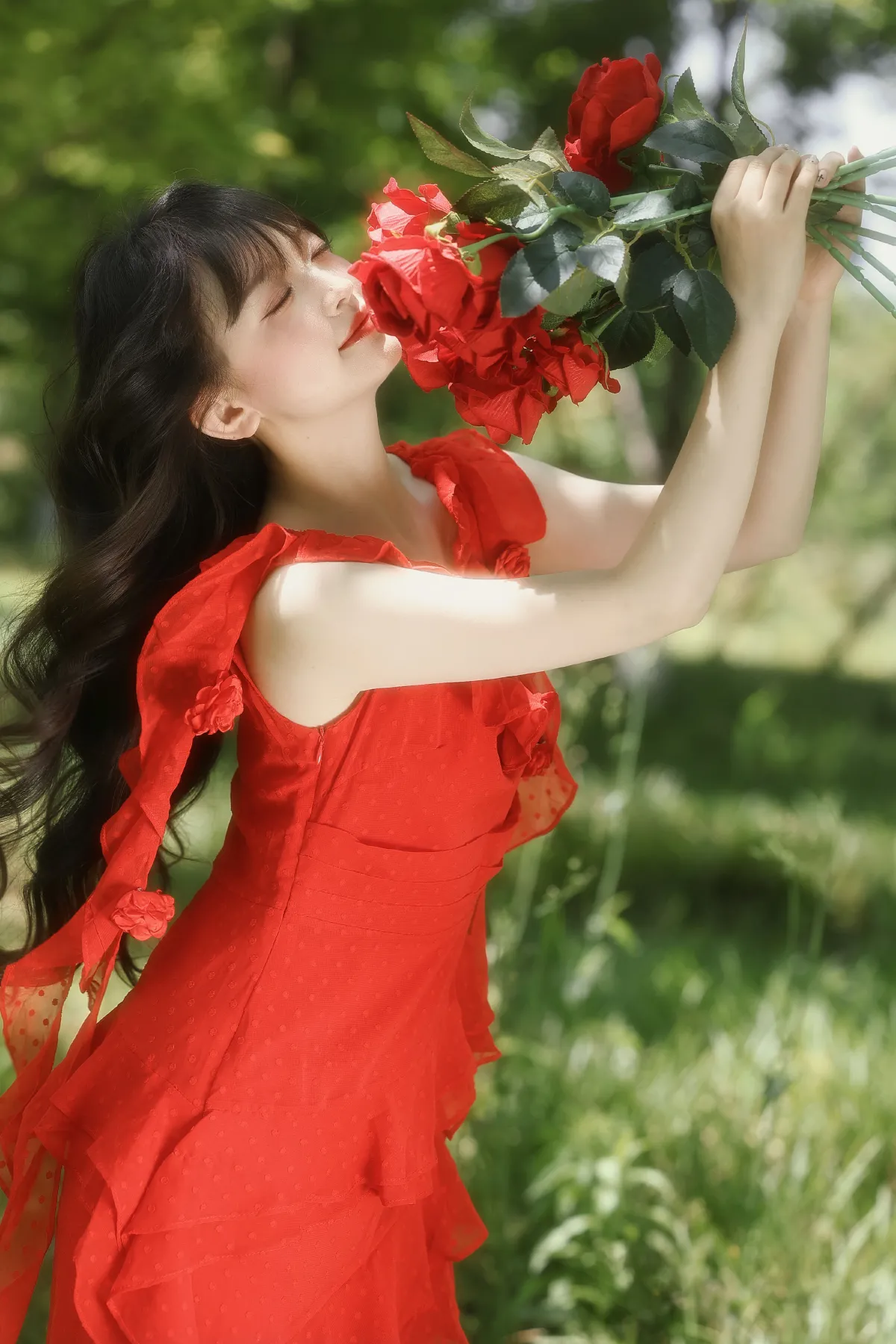 彦小彦摄影_狮子《满屏生命力，像极了夏日肆意绽放的红玫瑰》美图作品图片3