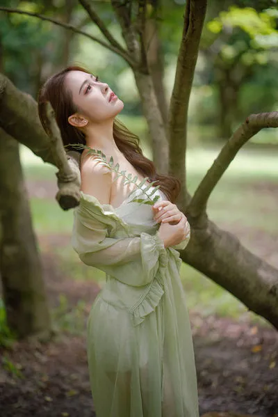 森林童话：绿裙少女与光共舞