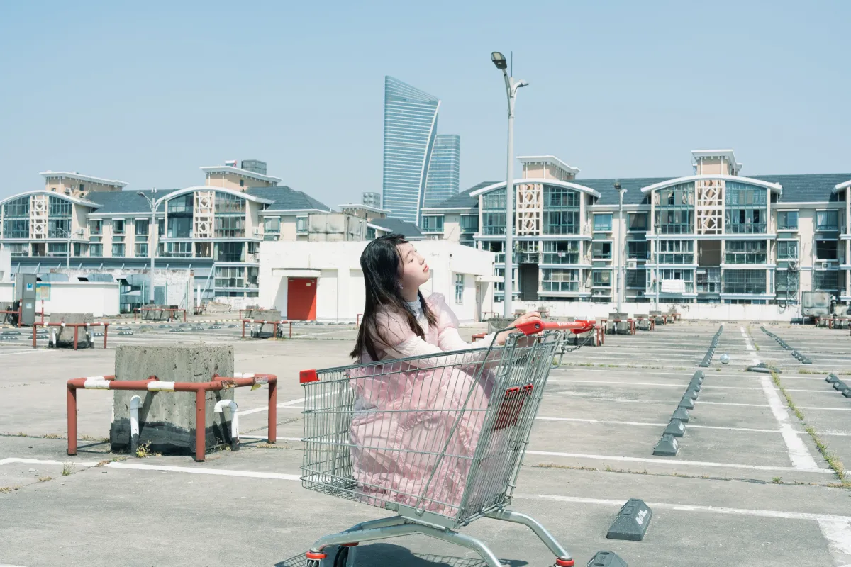 不苦_粉色少女《天台邂逅 | 日系少女的梦幻诗篇》美图作品图片3