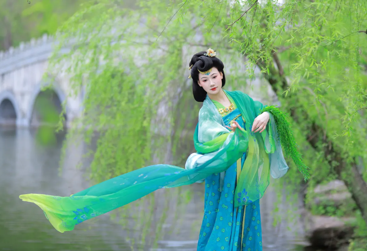 曲江池畔柳如烟