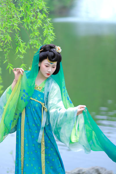 曲江池畔柳如烟