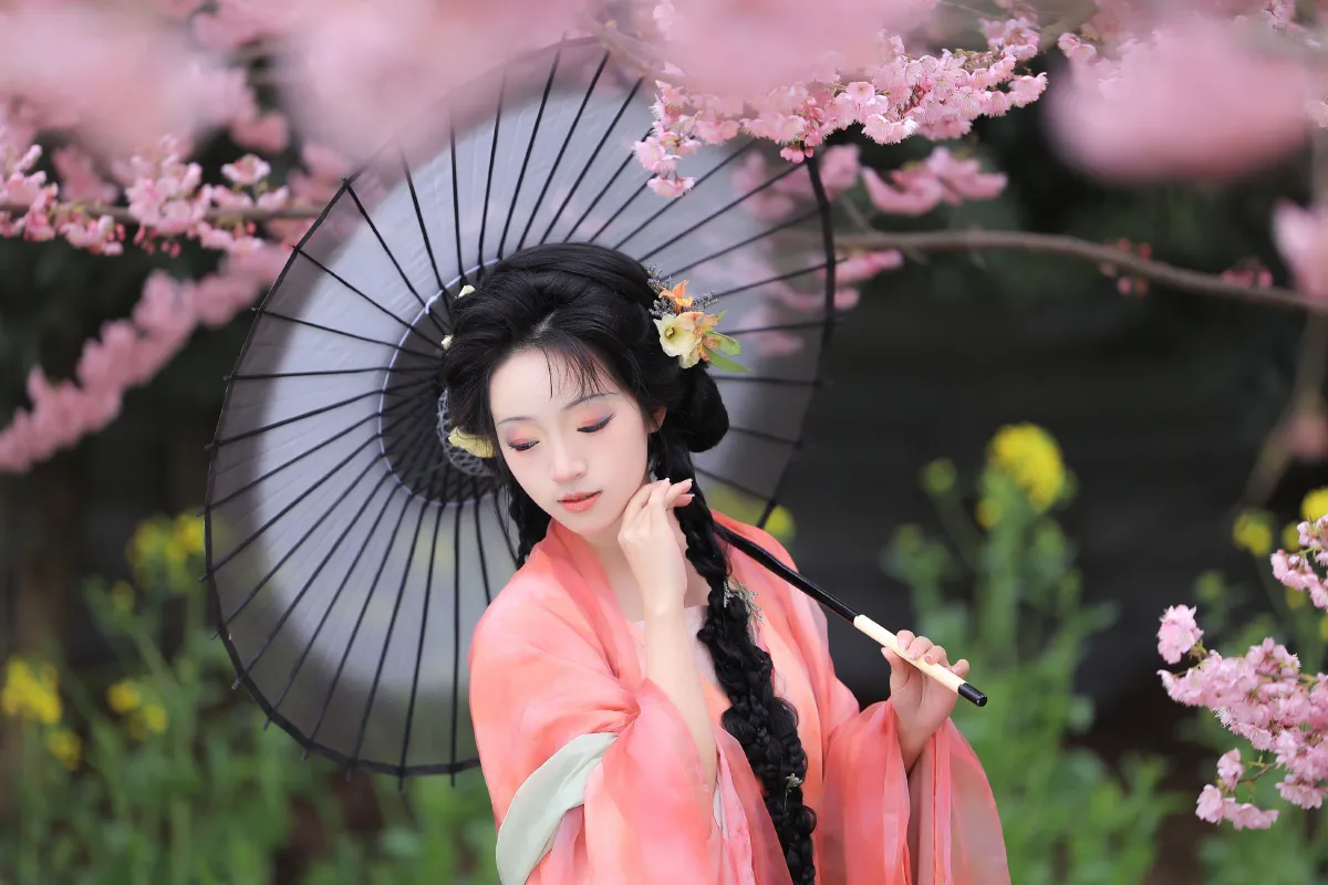 六月月月er_君不君《繁花似锦》美图作品图片2