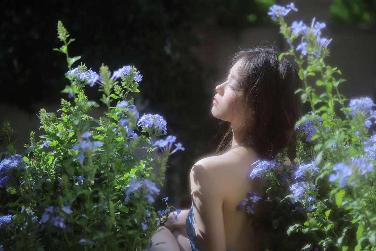 摄影师徐弯弯_不是酱紫《蓝雪花少女》美图作品图片3