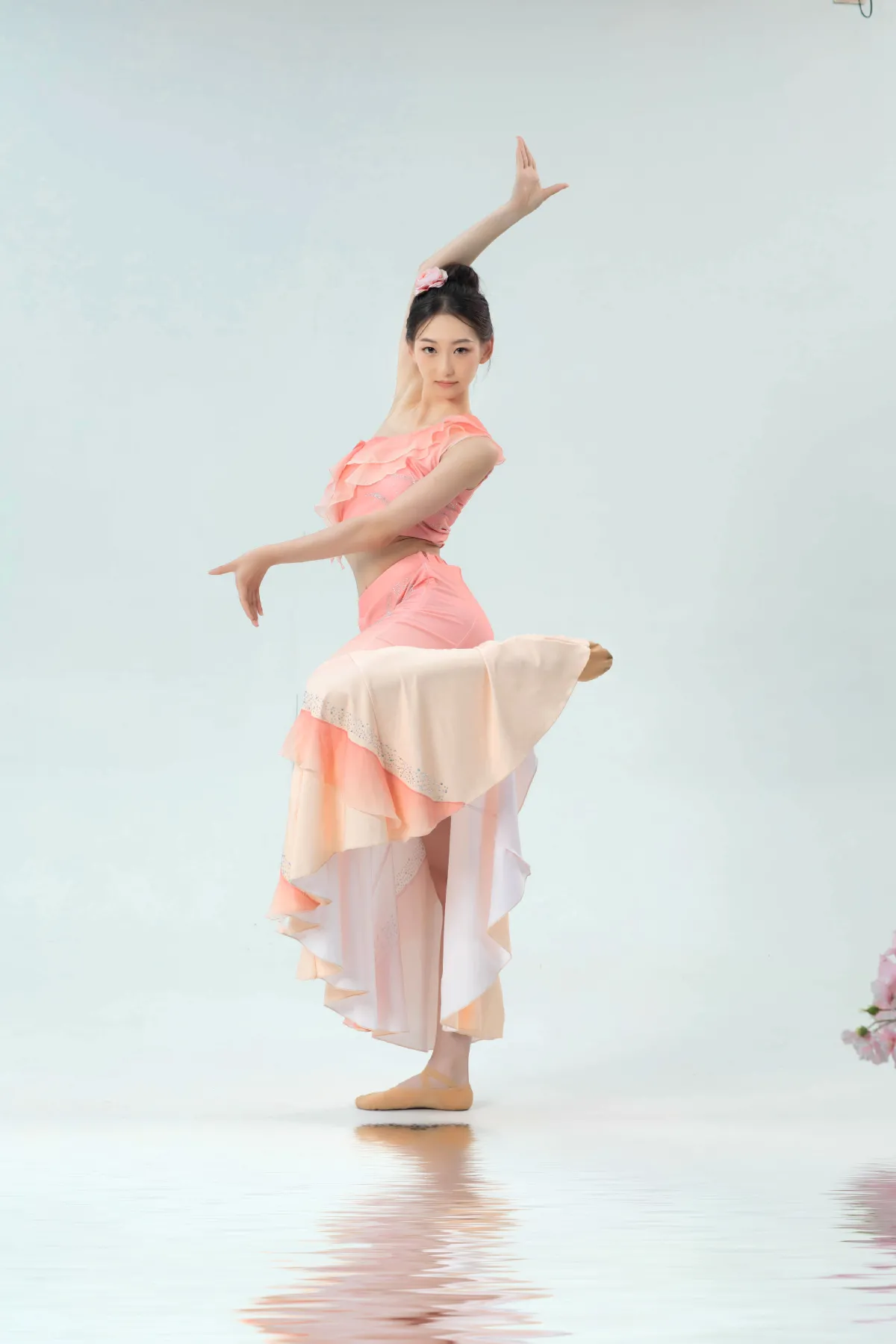 跳傣舞的少女