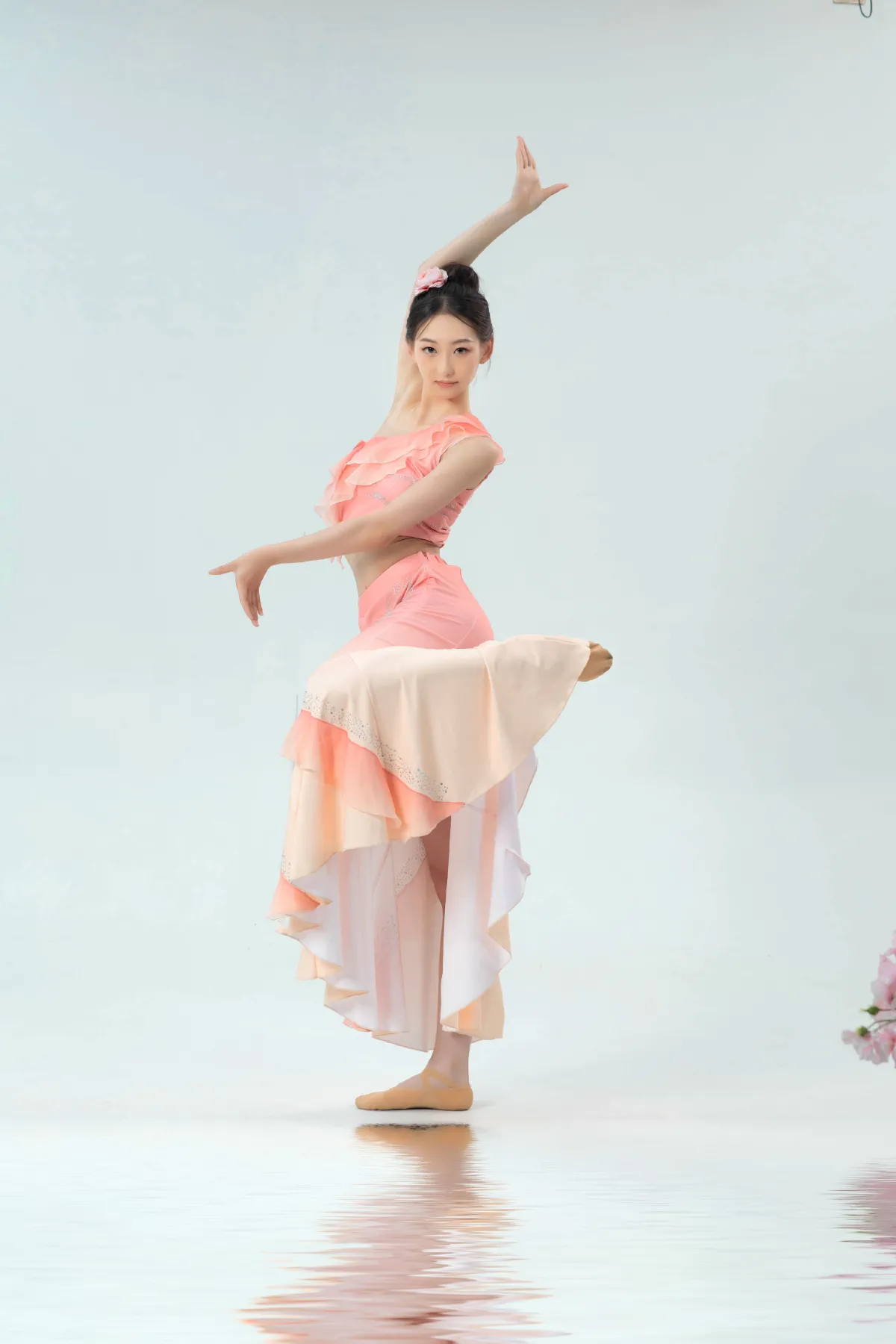 冬雪的春暖花开_小桃儿酱《跳傣舞的少女》美图作品图片2