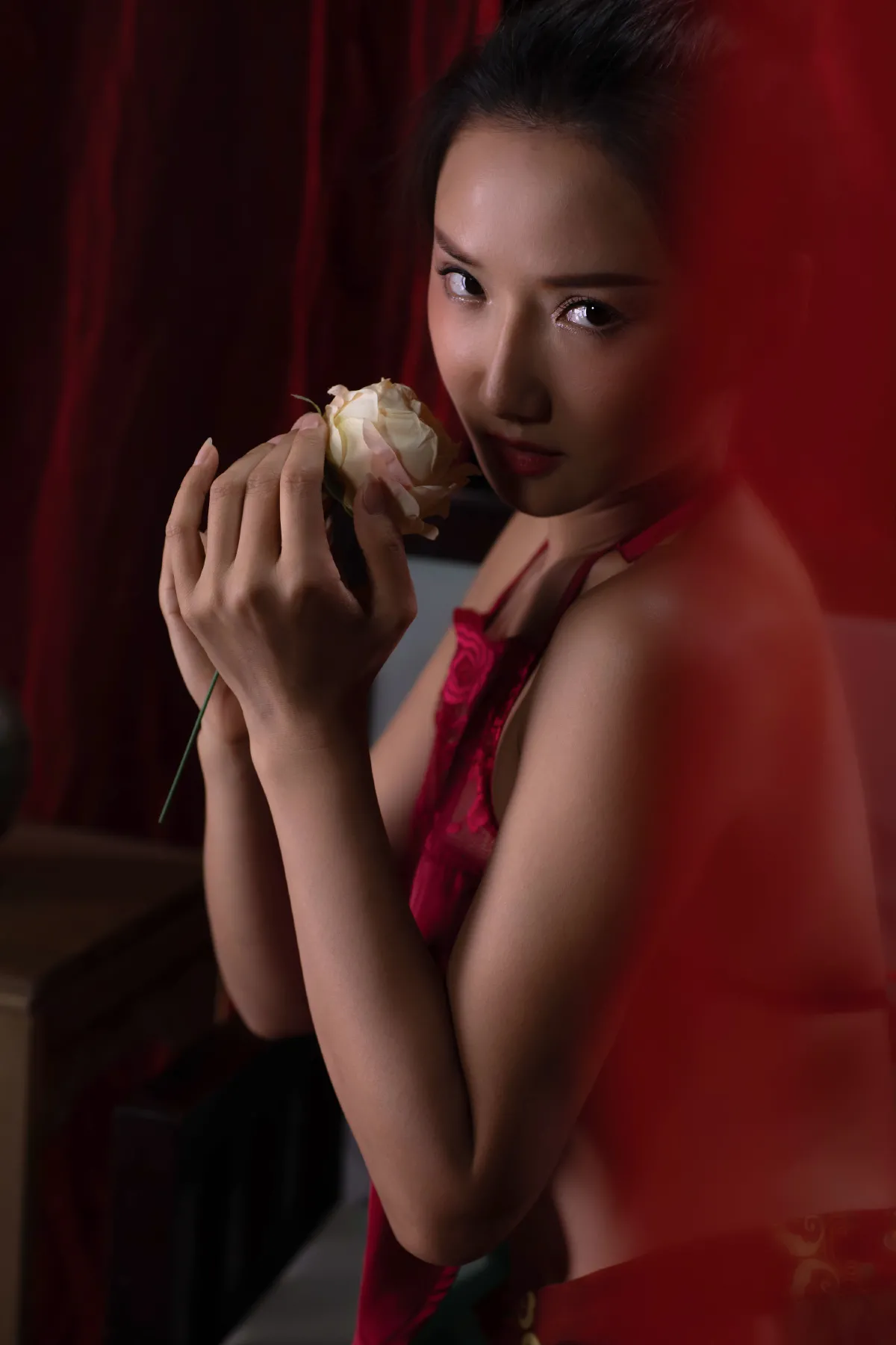红帐掩映的女子1