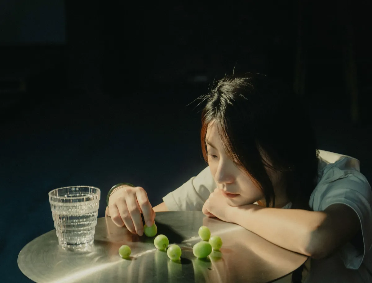 情绪隐藏着光影中