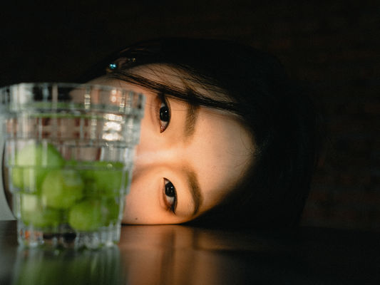 情绪隐藏着光影中