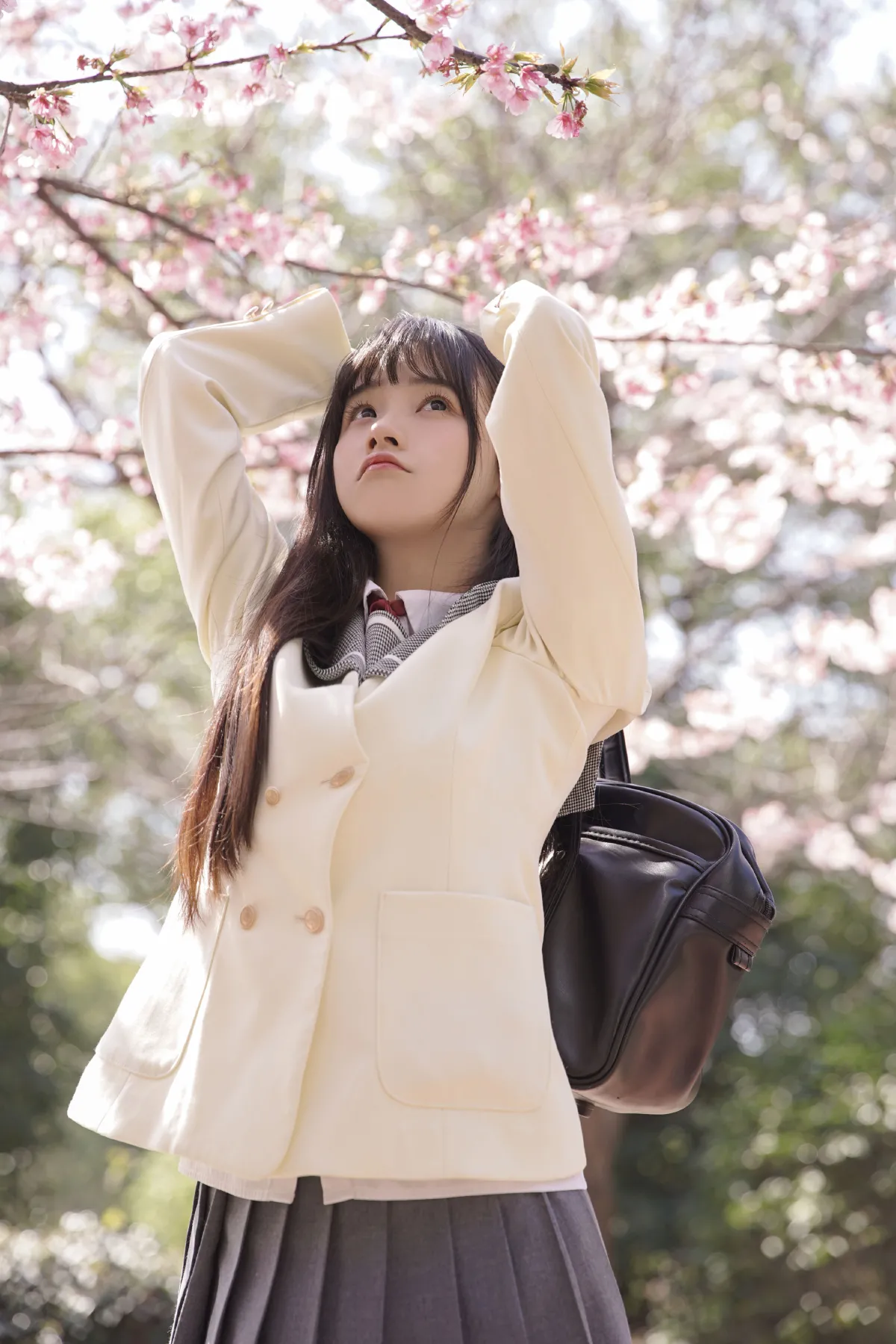 樱花下的少女
