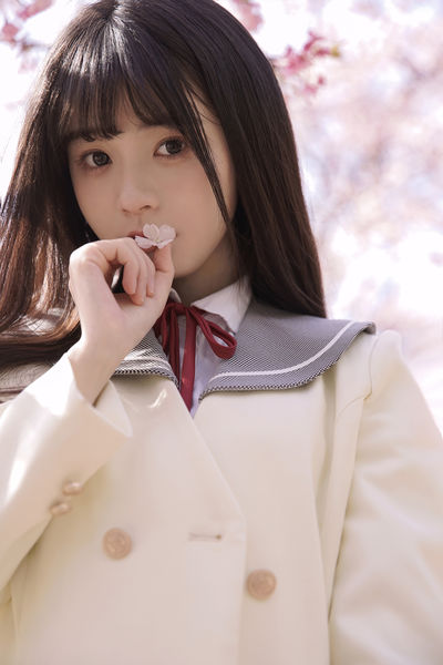 樱花下的少女