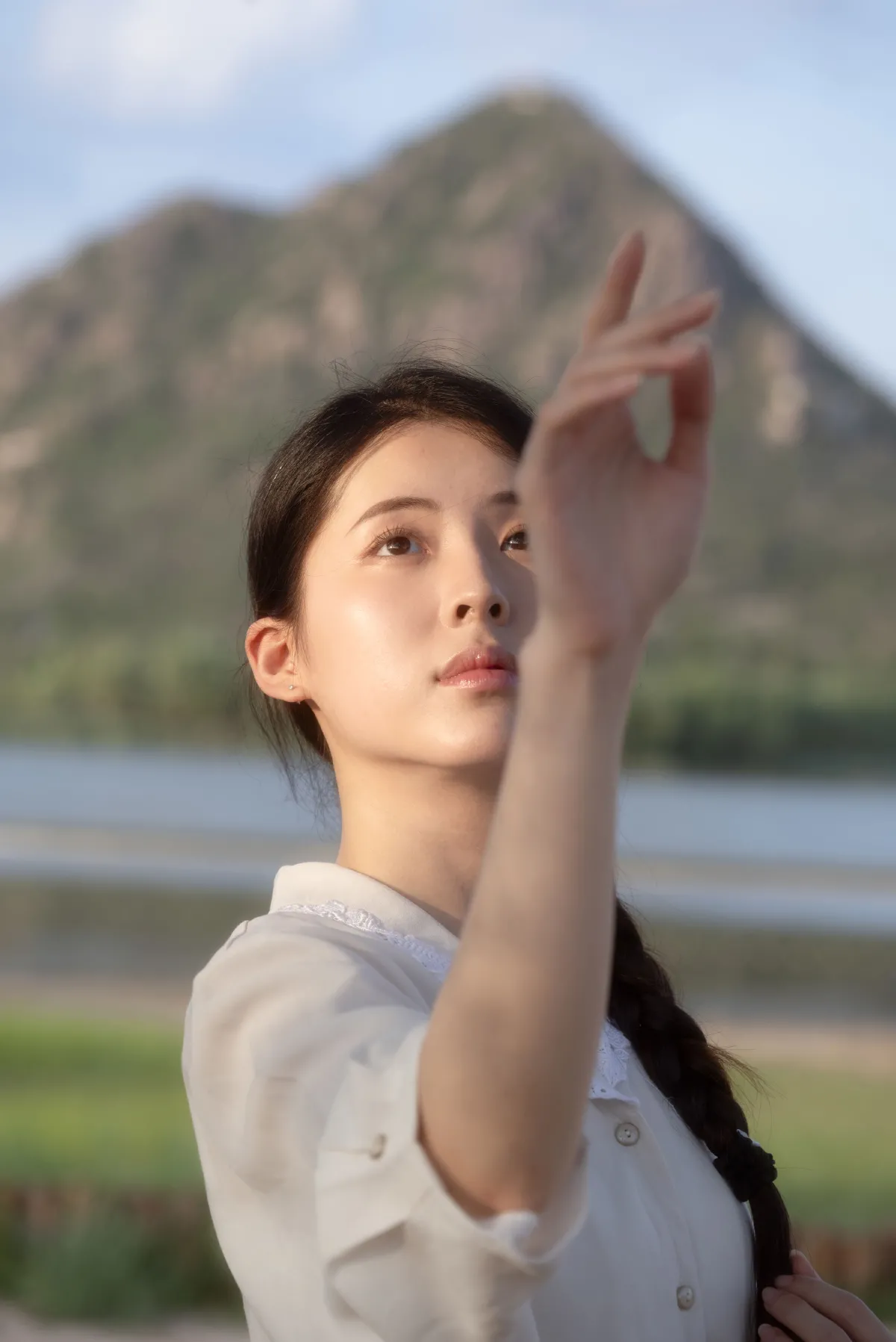 夏望山楹，晨起侍花