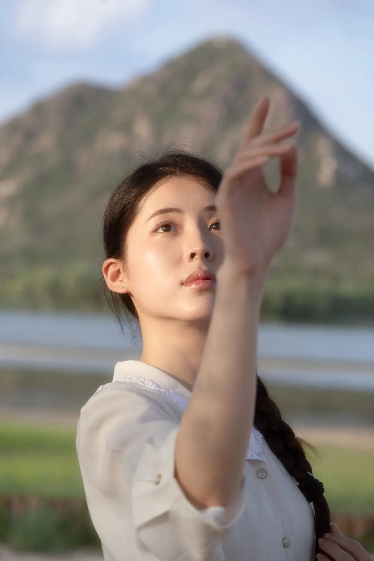 夏望山楹，晨起侍花3