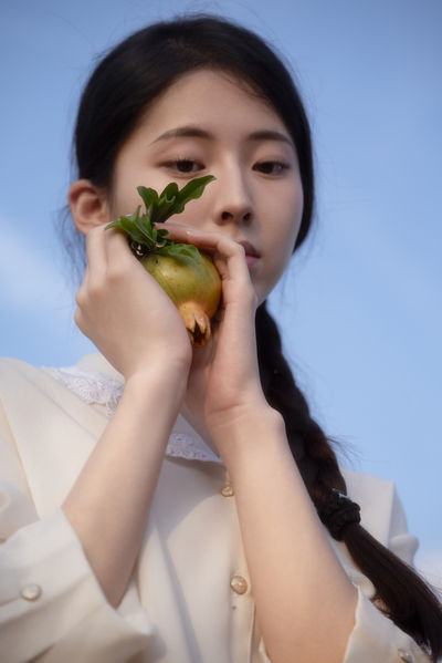 夏望山楹，晨起侍花