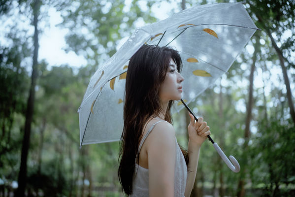 雨落林间，邂逅白裙仙子