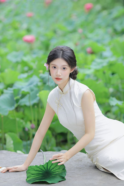 她似是一朵盈盈的芙蕖