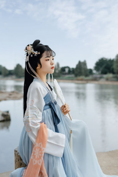穿汉服的小女孩