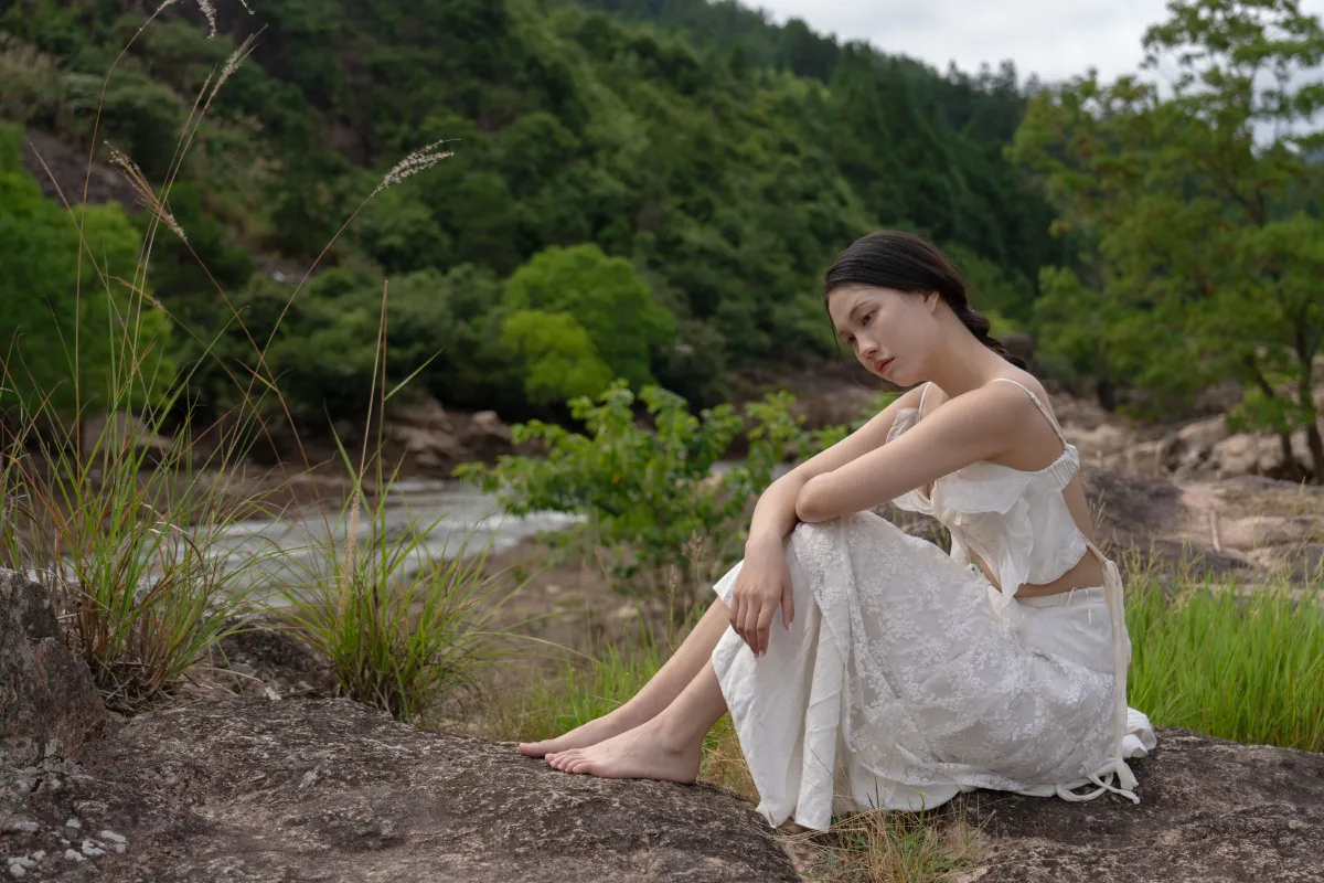 溪水畔，时光潺潺