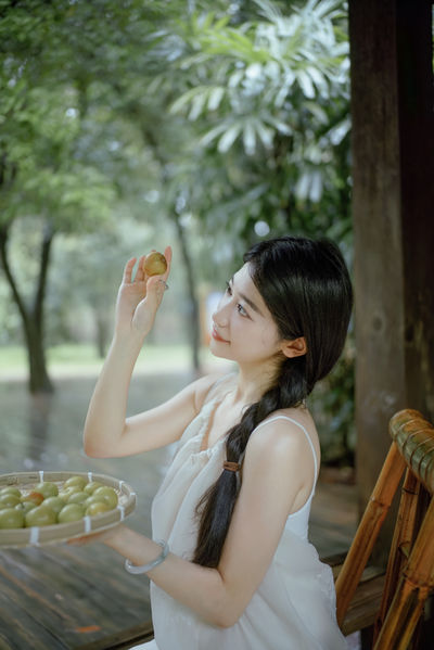 雨落林间，少女的青李时光