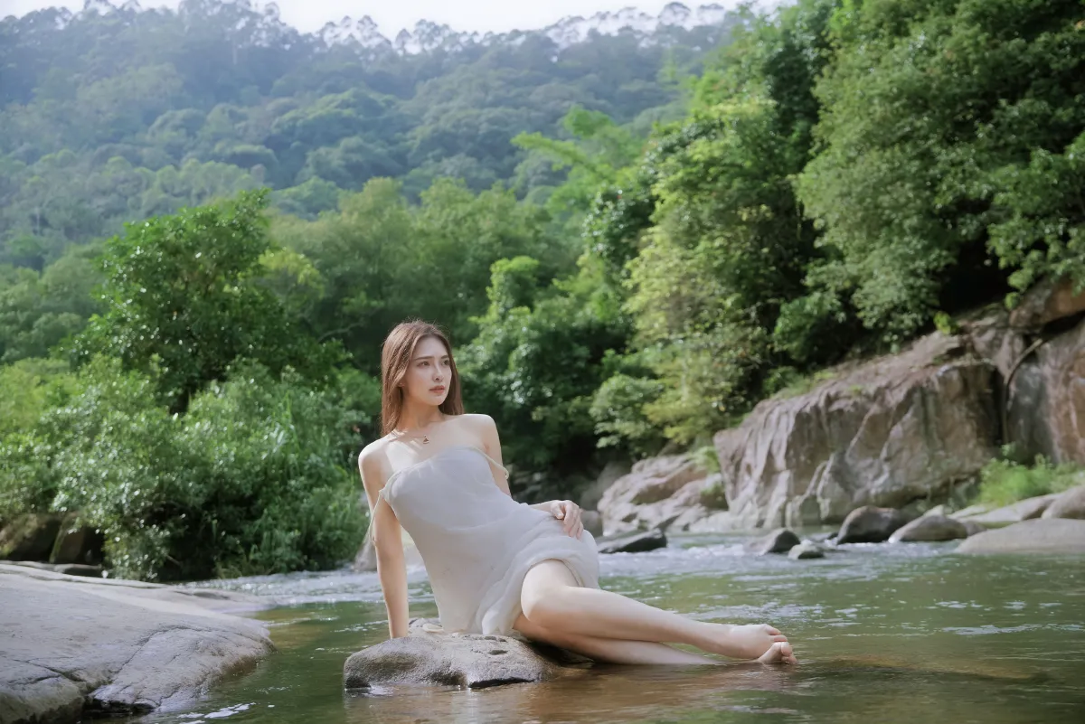 黄裙逐溪・水花漫3