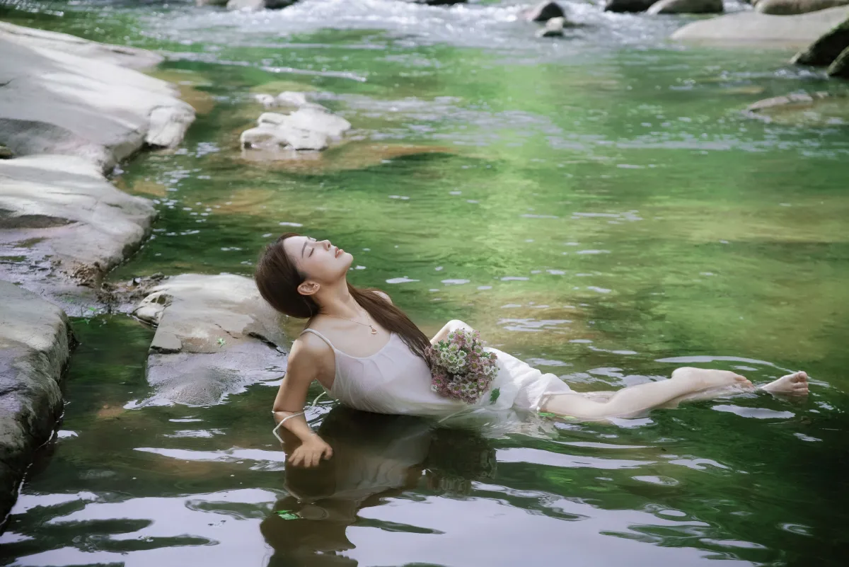 黄裙逐溪・水花漫4