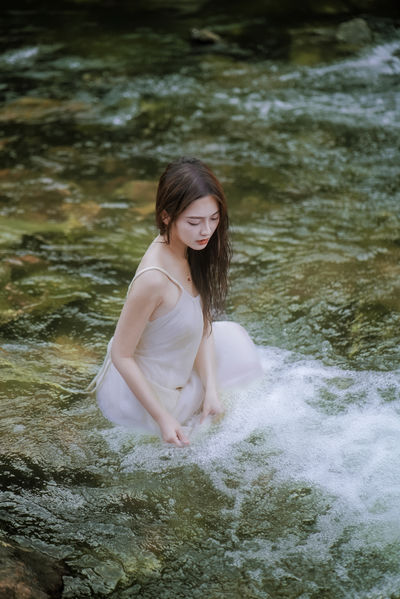 黄裙逐溪・水花漫