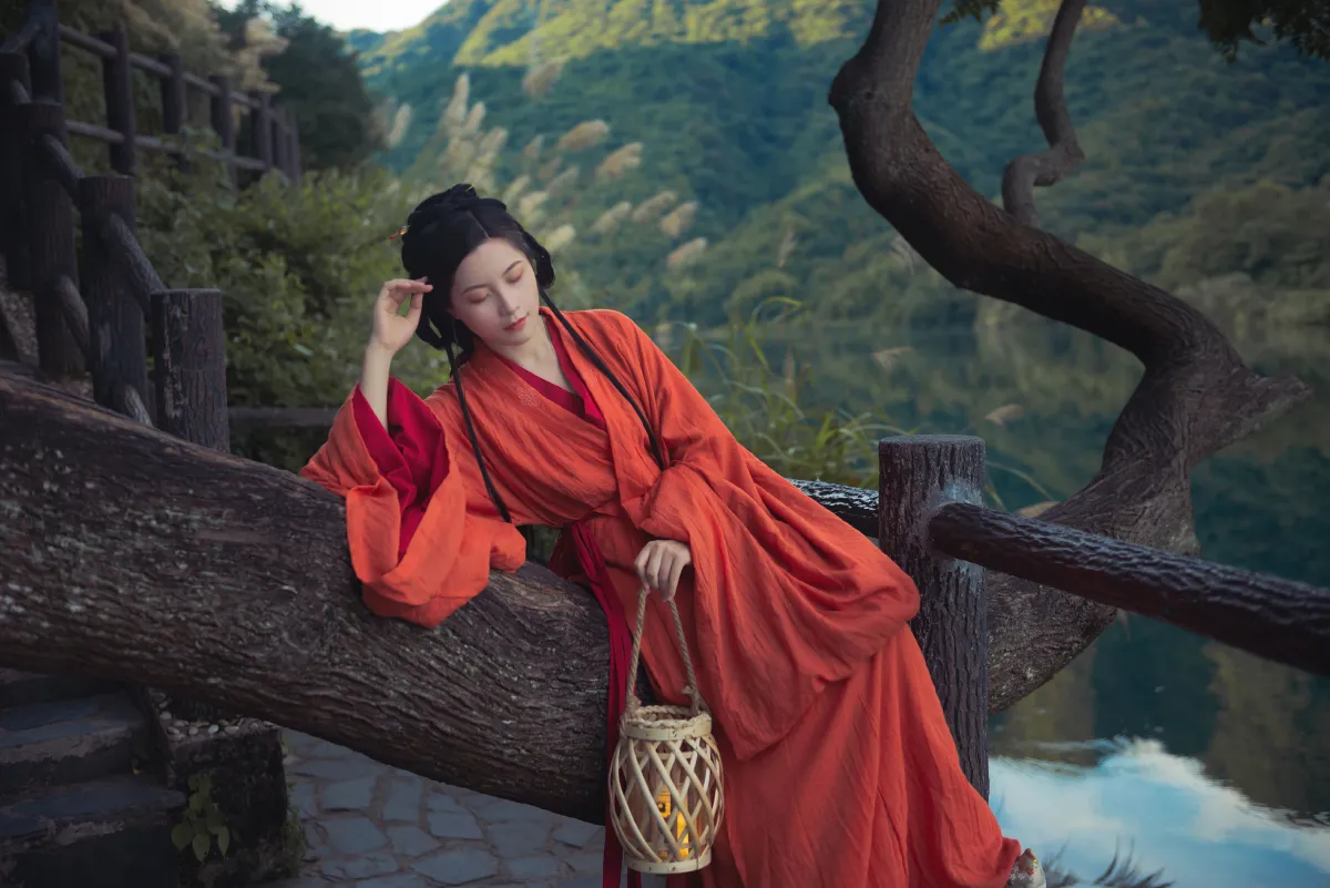 人间忽晚山河已秋