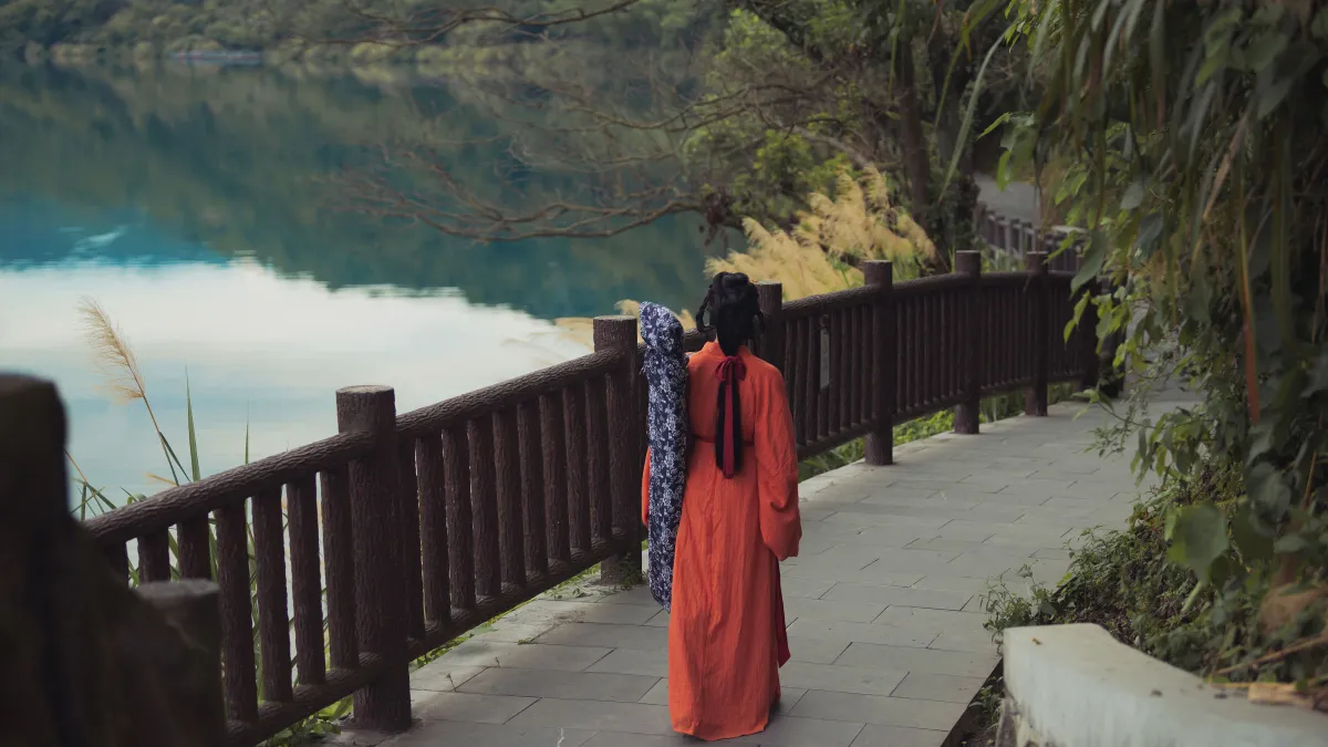 人间忽晚山河已秋