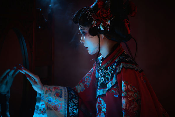 一袭红衣，一生执念。