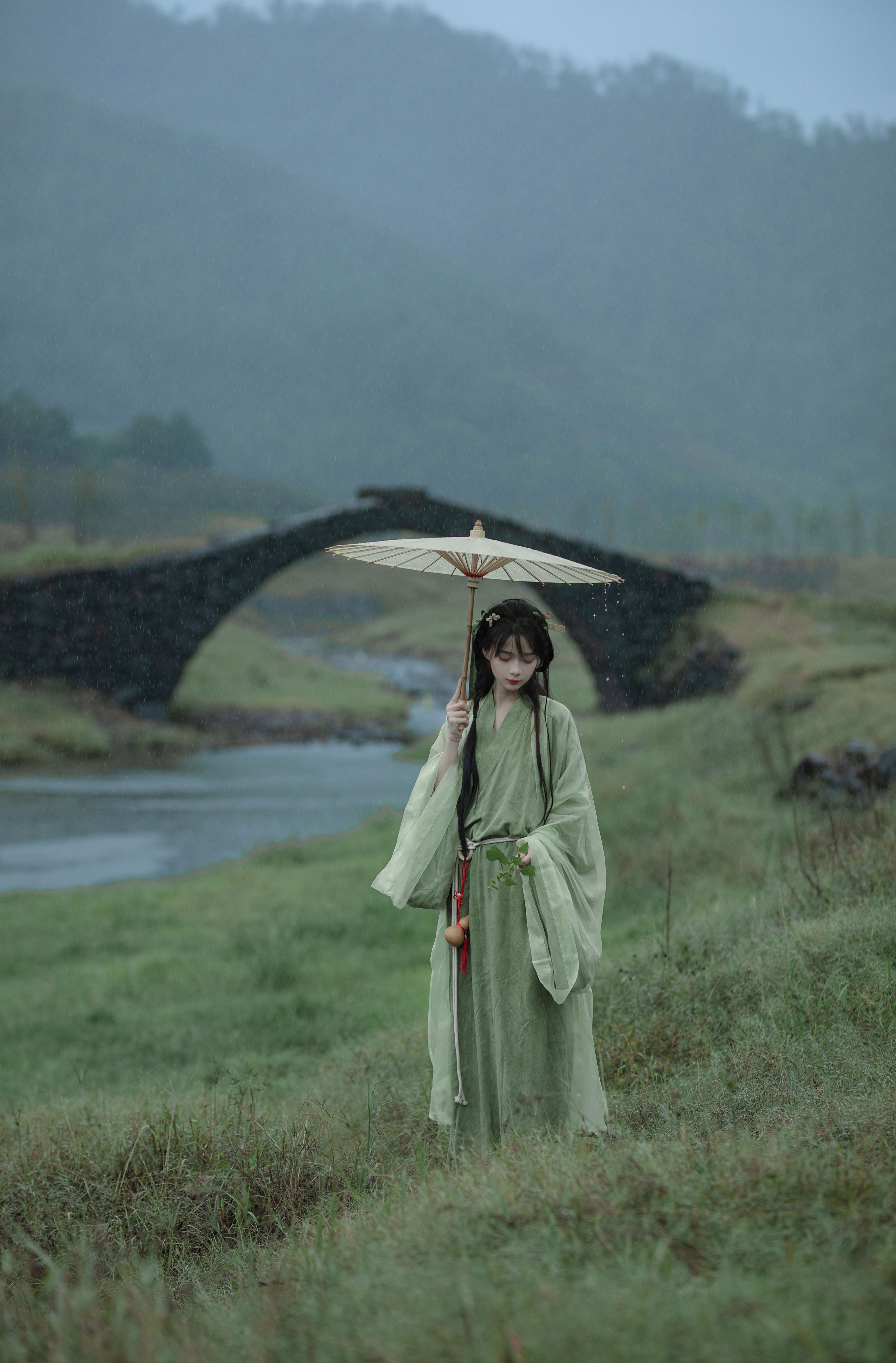 悠悠远山暮 ，独向白云归。1